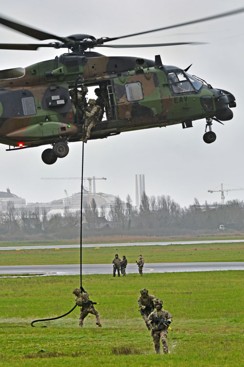 Insertion par corde lisse depuis un NH90