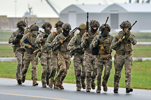 Les commandos progressent au sol