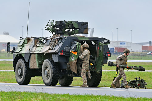 Mise en place d'un poste de tir de missiles sol-air Mistral