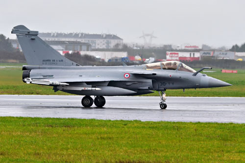 Atterrissage d'un avion de chasse Rafale