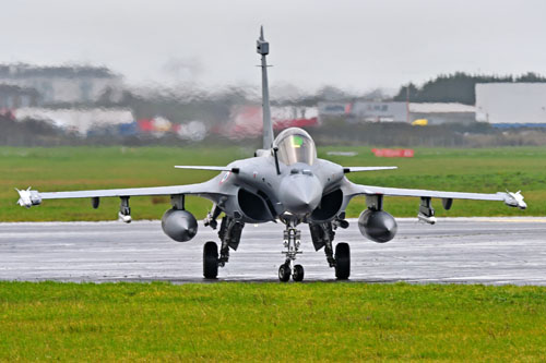 Atterrissage d'un avion de chasse Rafale