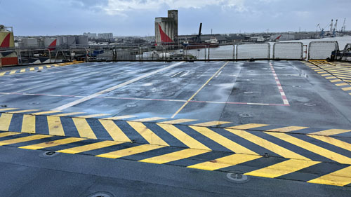 Ascenseur arrière reliant le hangar aviation au pont d’envol (PHA Tonnerre)