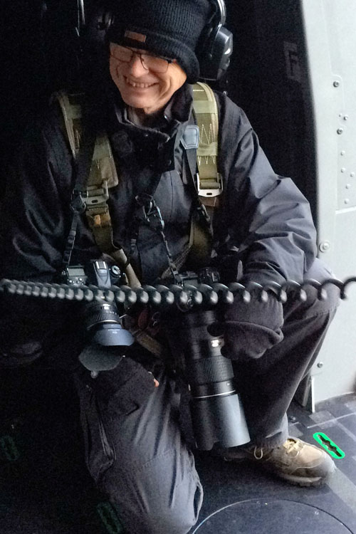 André BOUR à bord d'un hélicoptère NH90, équipé de son matériel photo NIKON