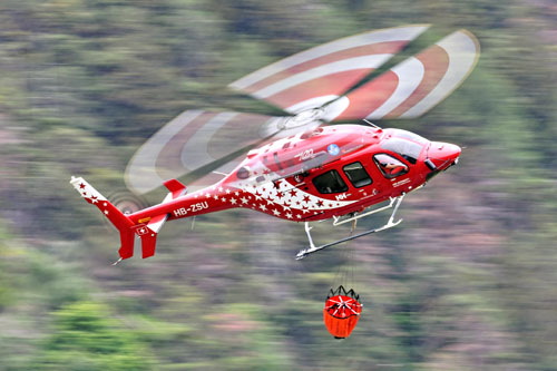 Photo d'hélicoptère avec rotor en mouvement