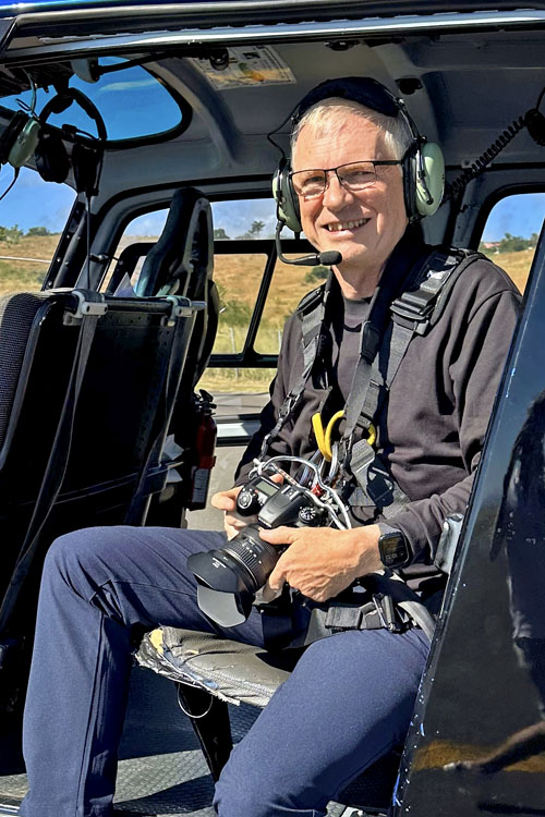 André BOUR à bord d'un hélicoptère NH90, équipé de son matériel photo NIKON