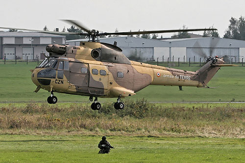 Hélicoptère SA330 Puma ALAT en camouflage désert