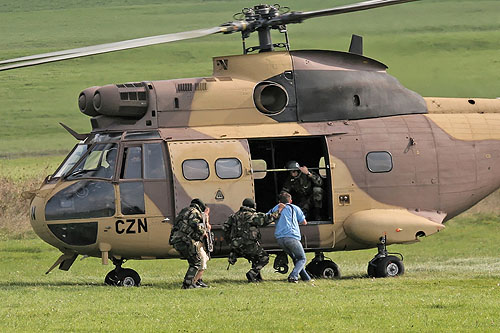 Hélicoptère SA330 Puma ALAT en camouflage désert