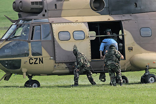 Hélicoptère SA330 Puma ALAT en camouflage désert