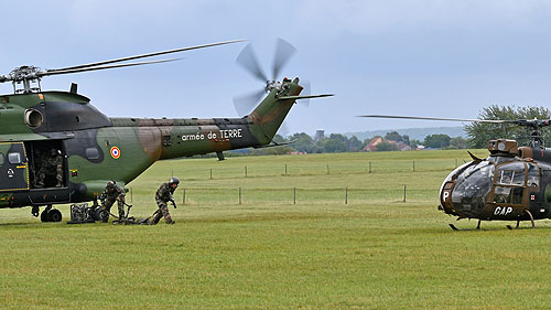 Ravitaillement avancé d'un hélicoptère SA342 Gazelle à partir d'un hélicoptère SA330 Puma