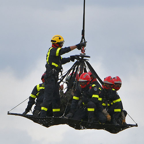 Extraction des pompiers par nacelle ESCAPE