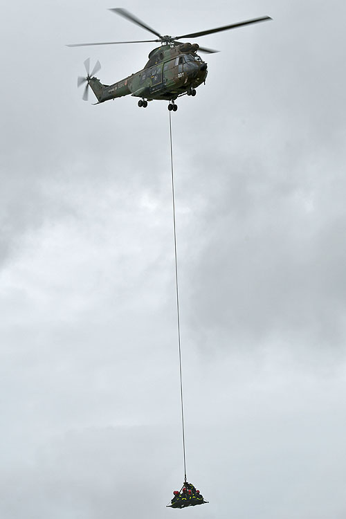 Extraction des pompiers par nacelle ESCAPE avec un hélicoptère SA330 Puma de l'ALAT