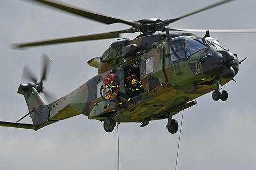 Un hélicoptère NH90 Caïman de l'ALAT dépose des pompiers au plus près d'un feu en forêt