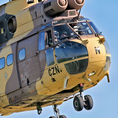 Gros plan sur l'équipage d'un hélicoptère Puma de l'ALAT