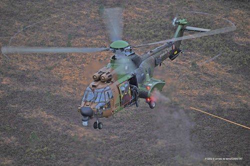 Hélicoptère AS532 Cougar ALAT mitrailleuse M3M