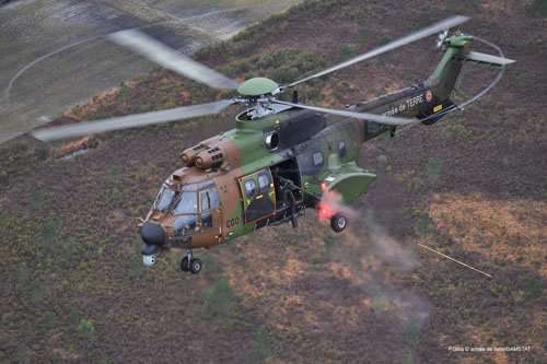 Hélicoptère AS532 Cougar ALAT mitrailleuse M3M