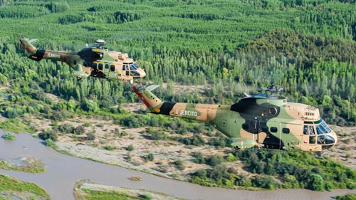 Un hélicoptère AS532 Cougar et un hélicoptère SA330 Puma Chili