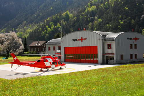 Hélicoptère AW109 de la REGA sur une base de montagne