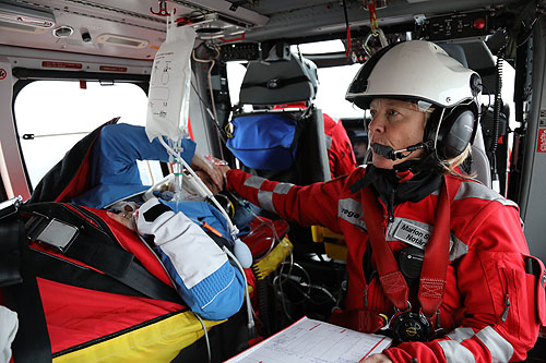 Dans la cabine d'un hélicoptère EC145 de la REGA