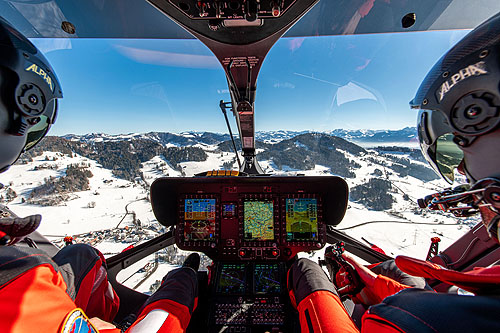 Dans le cockpit d'un hélicoptère H145 de la REGA