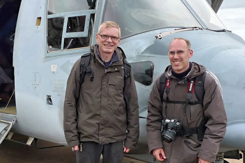 André Bour (à gauche) et Stéphane Gimard (à droite) devant un MV22 Osprey