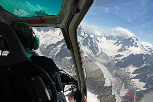 Virage à gauche ! A droite : le Mont-blanc et la mer de glace