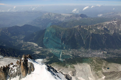 L'aiguille du midi (3842 m) et la vallée de Chamonix