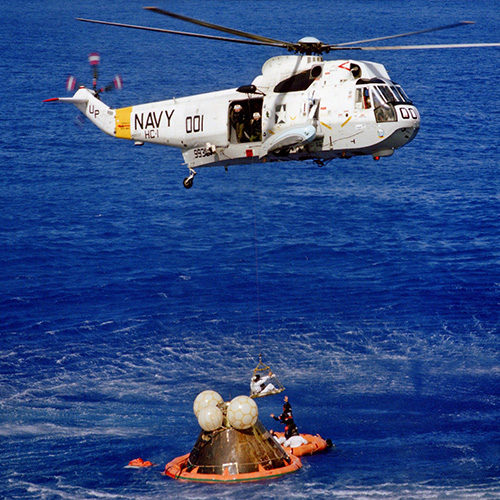 Hélicoptère S61 Seaking, US Navy, récupération des astronautes par un hélicoptère Seaking de l'US Navy, après l'amerrissage de la capsule Apollo de retour de la Lune