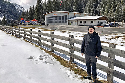 André Bour à la base de Saint Anton, avec au fond les hélicoptères EC135 et Bell 427