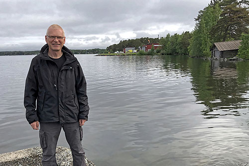 Devant la base de secours d'Ostersund, près d'un grand lac