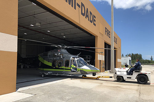 Dès le retour de mission l'hélicoptère est rentré dans le hangar