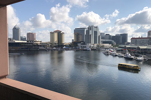 Vue du parking, vers le centre de Congrès devant lequel se fera la démonstration