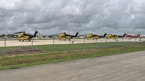 Alignement d'hélicoptères S92 sur le parking de PHI à Houma