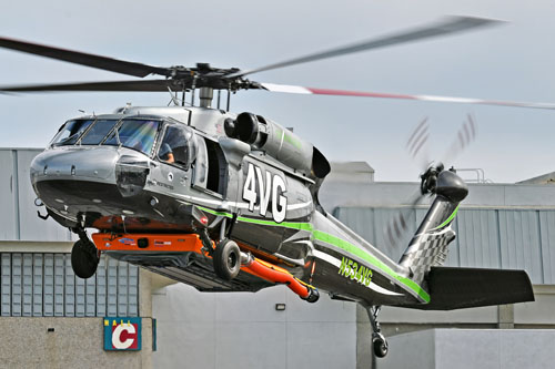 Hélicoptère bombardier d'eau S70 de Seaview Helicopters, équipé du kit HBE FT4500 d'HELITAK