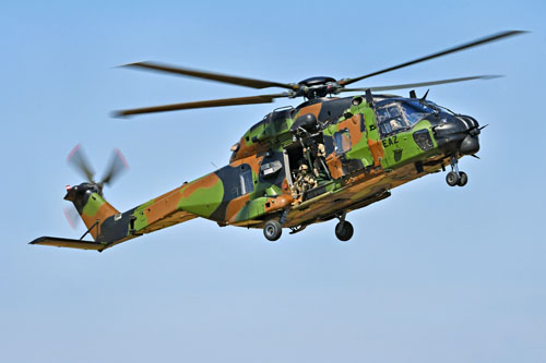 Les commandos sont installés à la porte du NH90 Caïman, dont le portique de descente est déployé