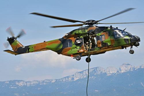 La corde lisse est déployée et les commandos s’apprêtent à descendre du NH90 Caïman