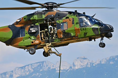 Un à un, les commandos glissent le long de la corde lisse pour rejoindre le sol