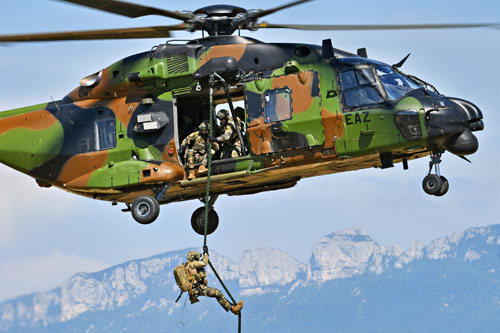 Les commandos quittent le NH90 par corde lisse, une technique permettant une mise à terre rapide sans poser l'hélicoptère