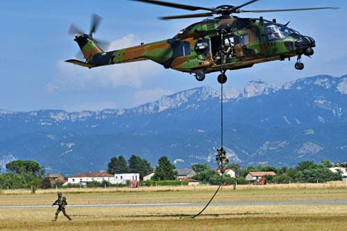 Une fois au sol, les commandos rejoignent rapidement leurs positions
