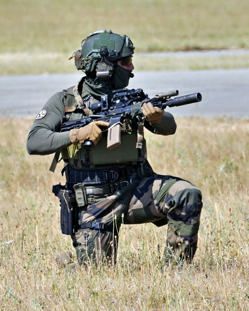 Une fois au sol, les commandos rejoignent rapidement leurs positions
