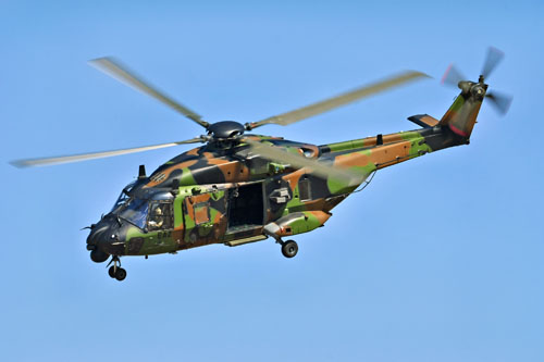 Les commandos déposés, le NH90 Caïman quitte la zone d'intervention