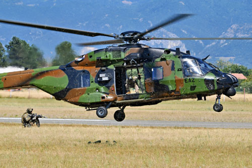 L’intervention terminée, le NH90 Caïman revient sur la zone pour récupérer les commandos