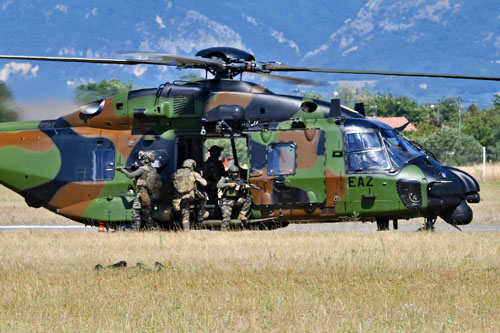 Les commandos embarquent dans le NH90 Caïman sous la protection de leurs camarades postés de part et d’autre de la porte