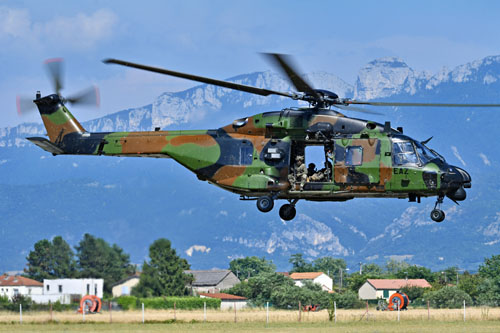 Les commandos récupérés, le NH90 Caïman redécolle et quitte la zone d'intervention