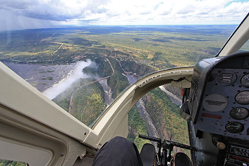 Survol en hélicoptère des chutes Victoria au Zimbabwe