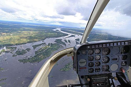 Survol en hélicoptère des chutes Victoria au Zimbabwe