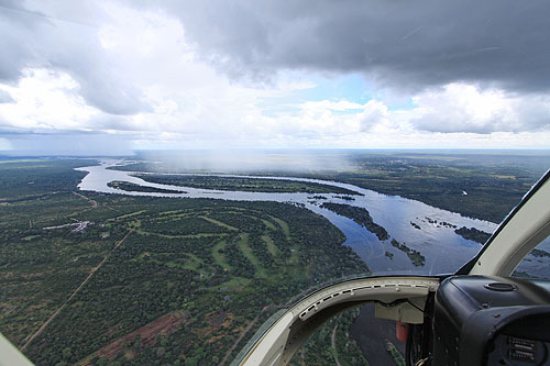 Survol en hélicoptère des chutes Victoria au Zimbabwe