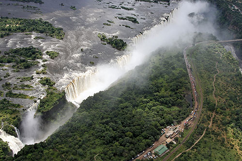 Survol en hélicoptère des chutes Victoria au Zimbabwe