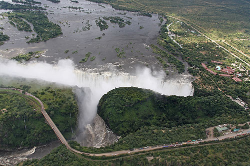 Survol en hélicoptère des chutes Victoria au Zimbabwe