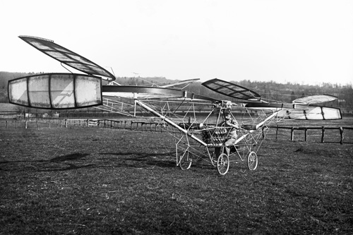 Paul Cornu aux commandes de son hélicoptère