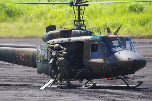 Dépose d'une moto par un hélicoptère UH1 Huey